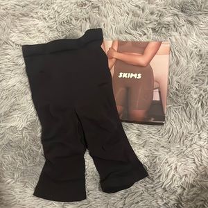 Skims - SCULPTING SHORT MID THIGH W/ OPEN GUSSET